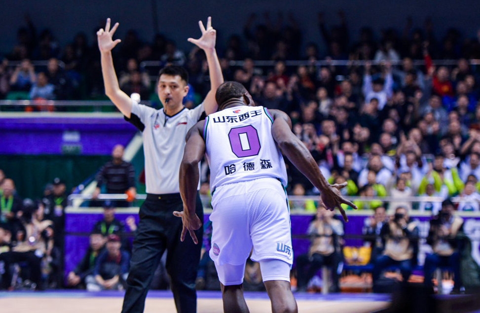 青岛队轻取广东队，陶汉林状态火热