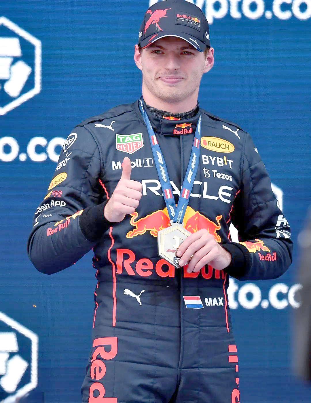 威廉姆斯险胜阿斯顿马丁，周冠宇点燃赛场