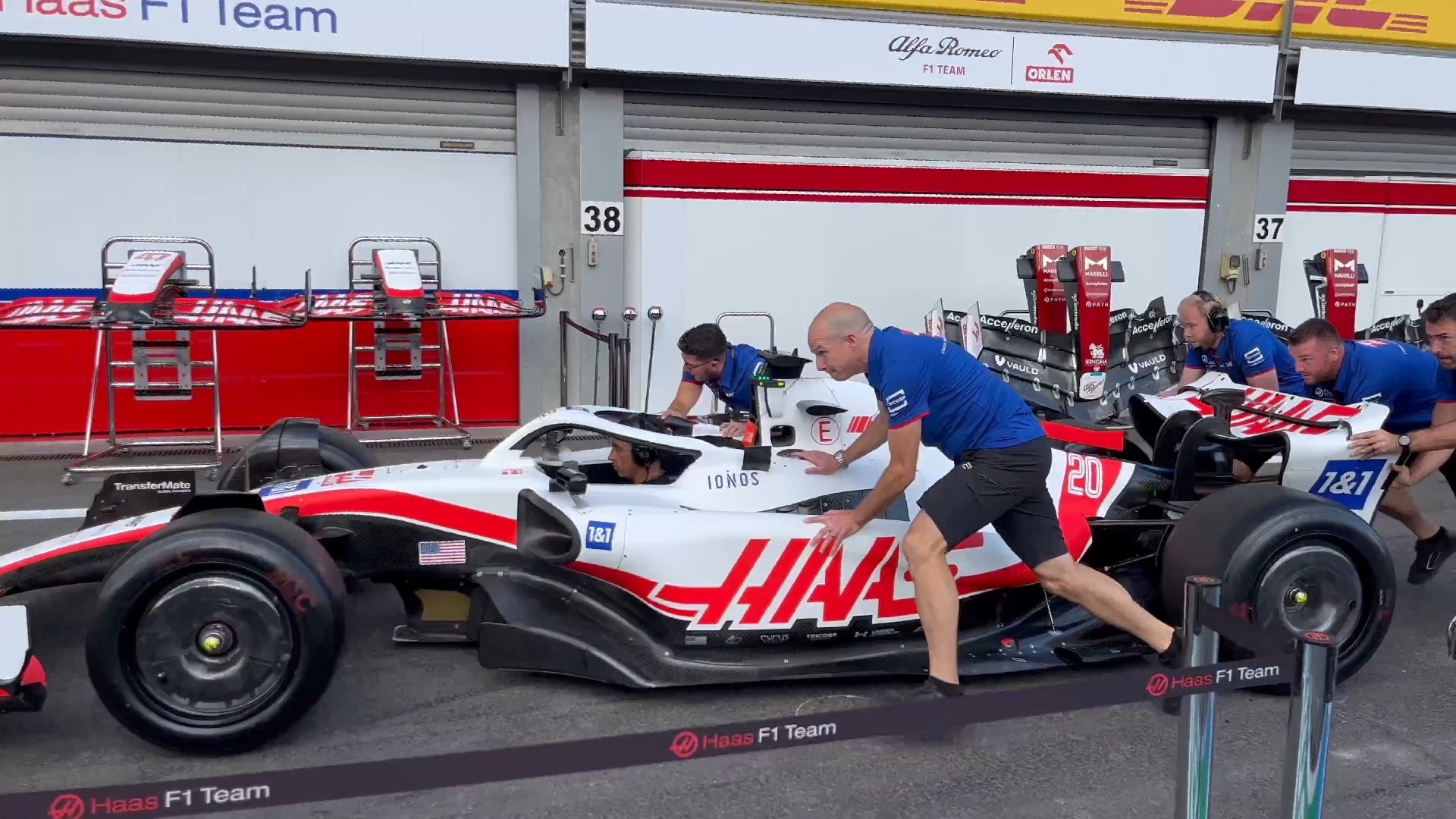 雷诺车队翻盘哈斯车队，汉密尔顿带队取胜