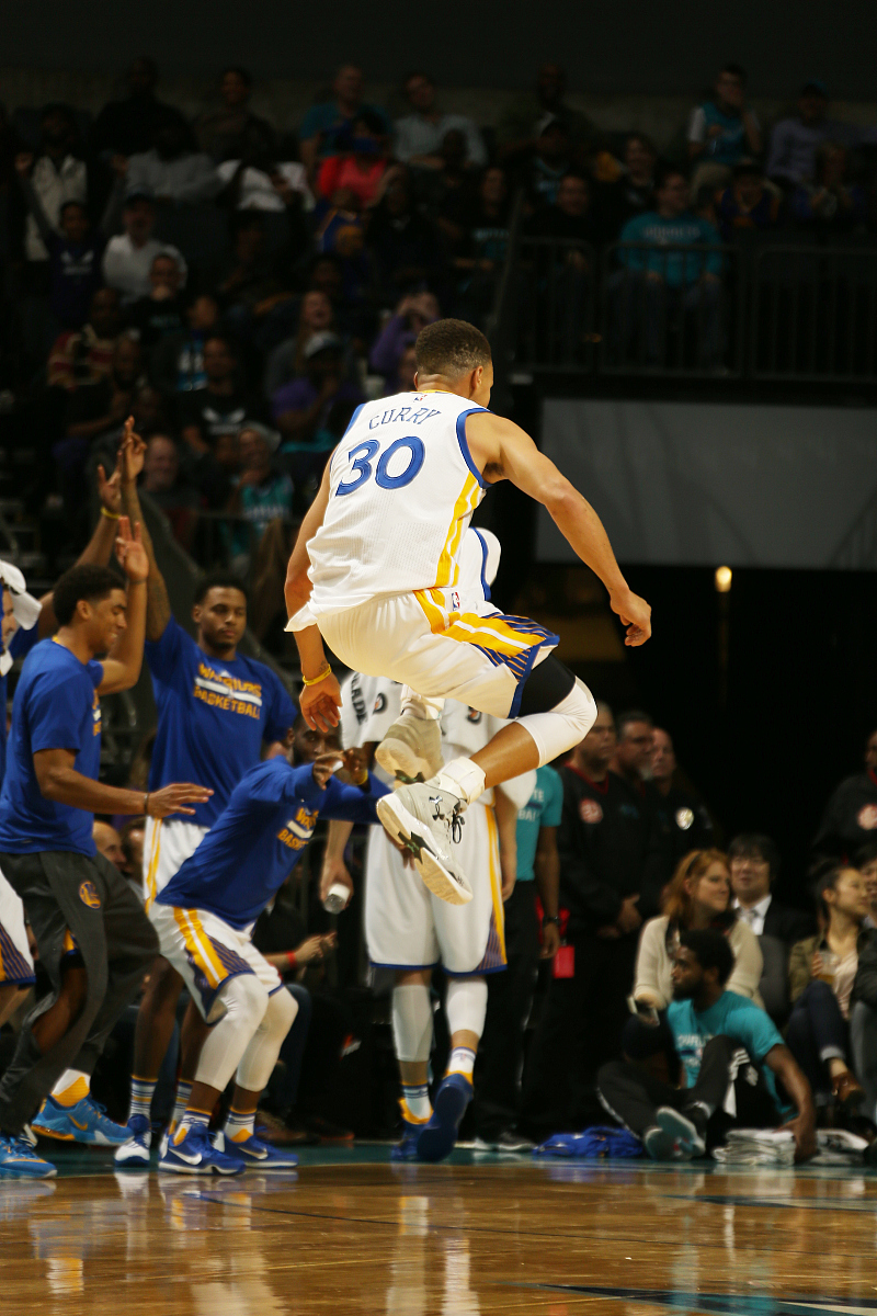 雄鹿翻盘骑士，库里点燃赛场